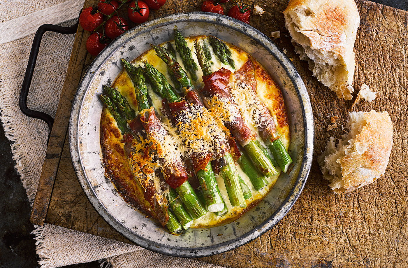 Gourmet Asparagus Bundles with Prosciutto on BLATOMIC Grill