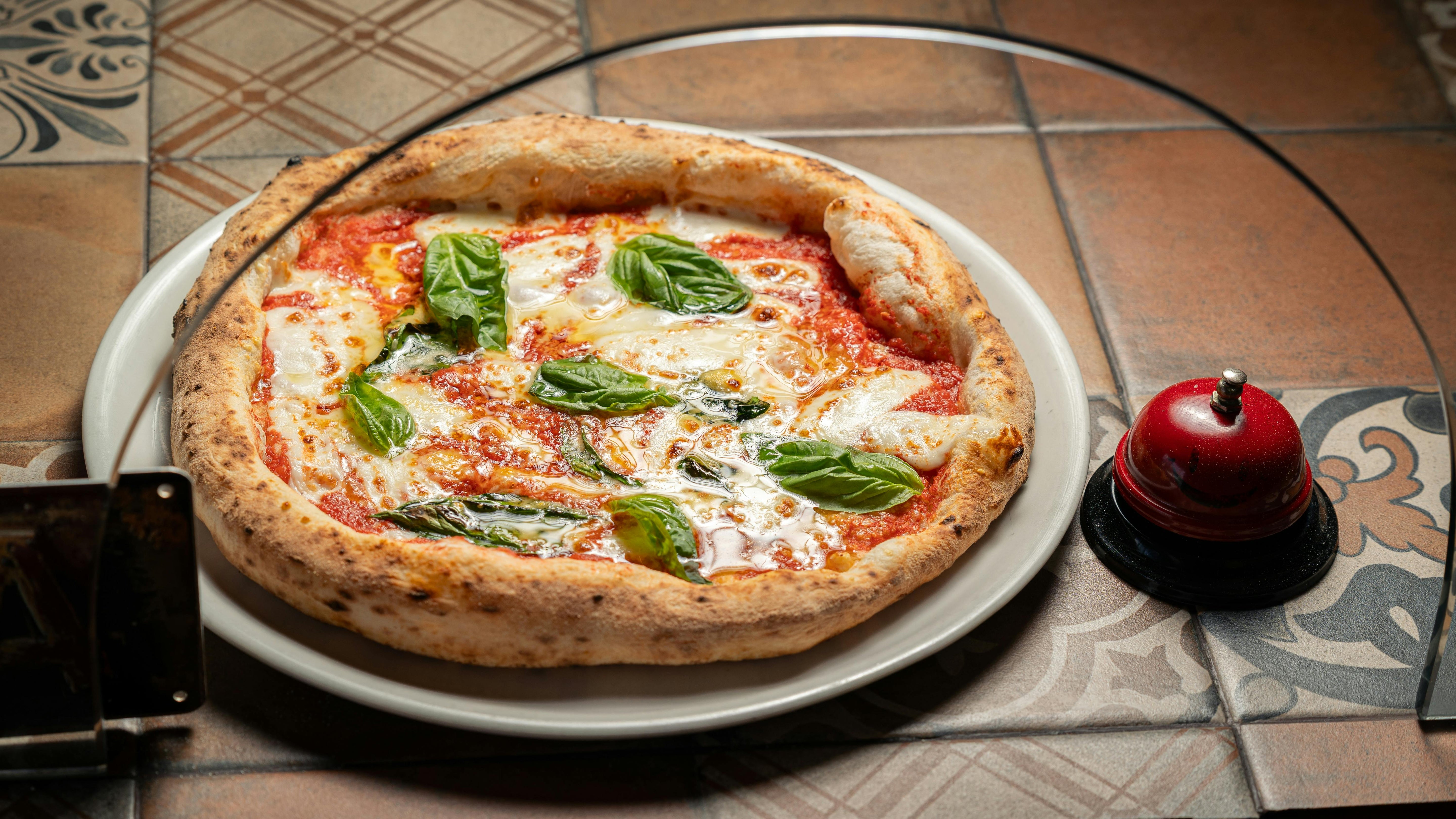 Neapolitan-Style Perfection: Margherita Pizza Mastery with BLATOMIC